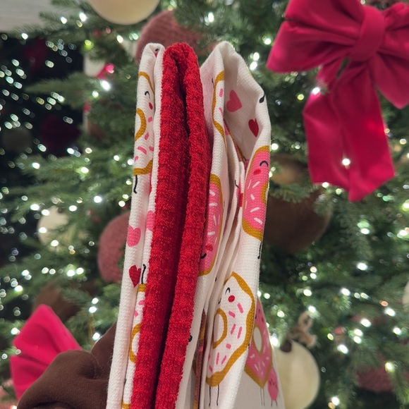 Deborah Connolly kitchen towels donuts Valentine’s Day 3 pack red - Picture 4 of 7